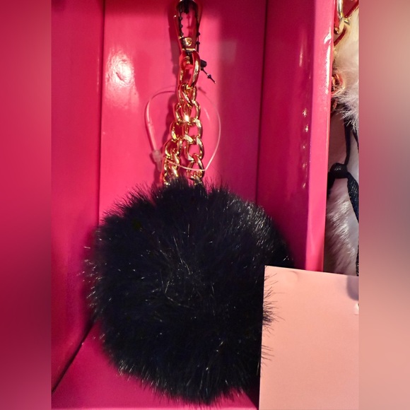 Juicy Couture Los Angeles NWT Beautiful Cream Faux Fur Crossbody Bag & Keychain - Picture 5 of 6